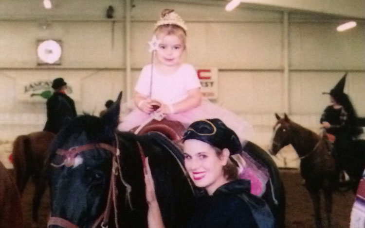 Hailey Frederiksen sentada sobre un caballo.